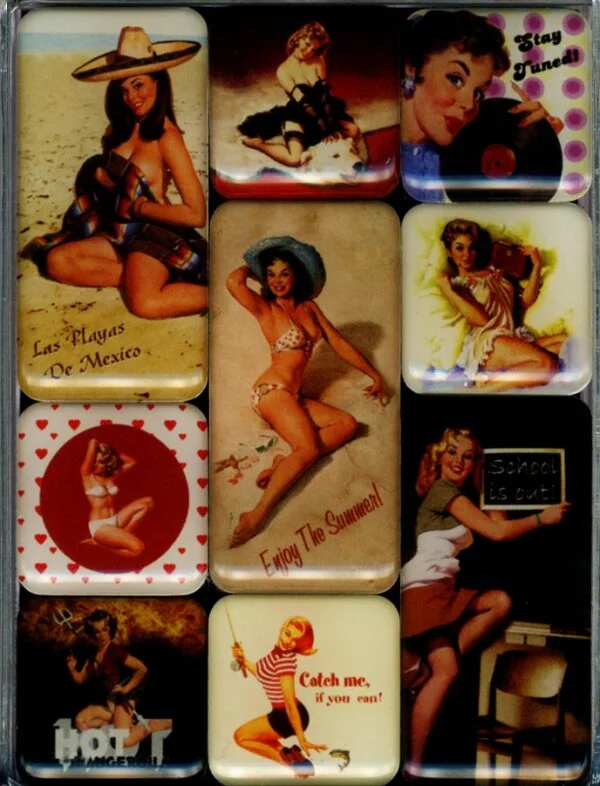 Pin Up Beach Magnet Set